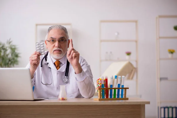 Vecchio medico farmacista di sesso maschile che lavora in clinica — Foto Stock