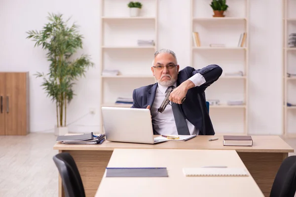 Velho empregador masculino em conceito de falência — Fotografia de Stock