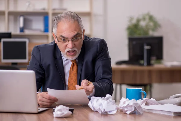 Old male employee in paper recycling concept — Stock Photo, Image