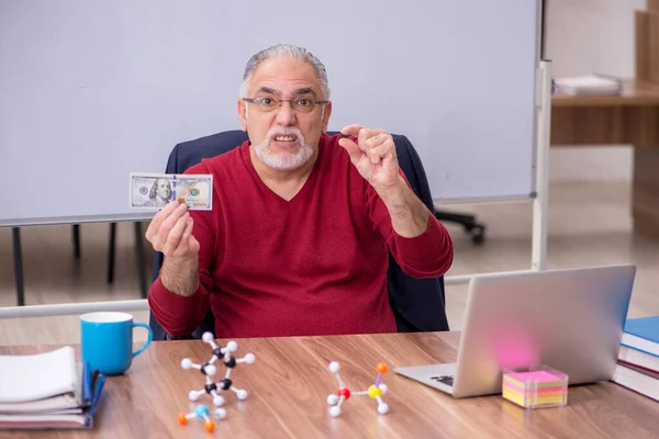 Antigo professor físico em conceito de remuneração — Fotografia de Stock