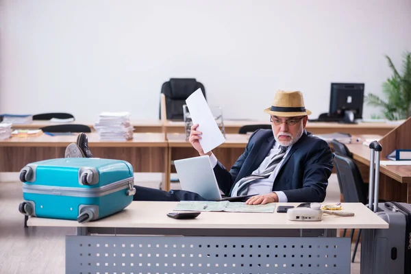 Gammal manlig anställd som förbereder sig för resa på kontoret — Stockfoto