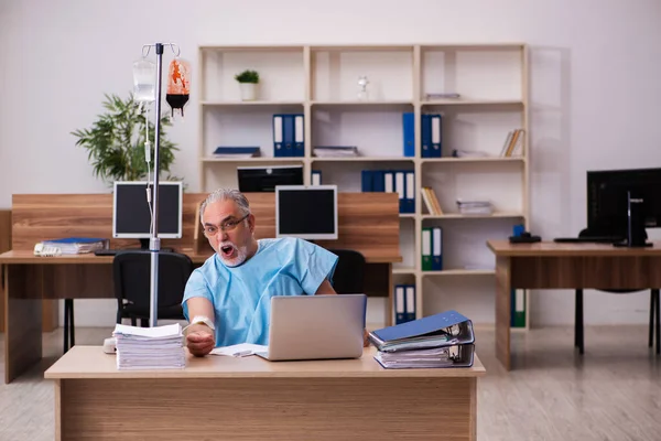 Old male employee in blood transfusion concept — Stock Photo, Image