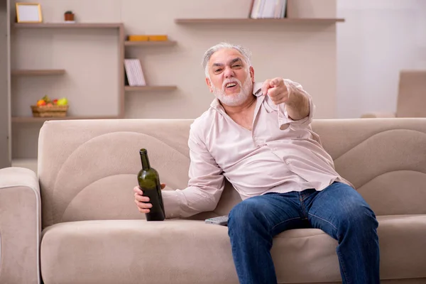 Alter Mann trinkt zu Hause Alkohol — Stockfoto