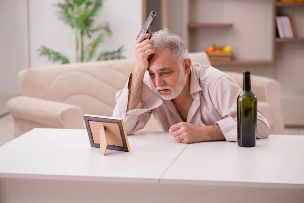 Oude mannelijke alcoholische weduwnaar die thuis zelfmoord pleegt — Stockfoto