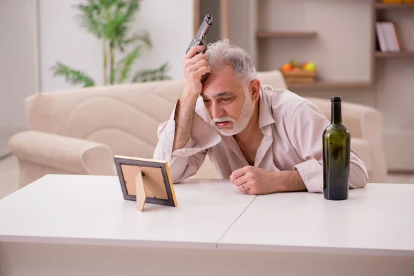 Gammal manlig alkoholiserad änkling begår självmord hemma — Stockfoto