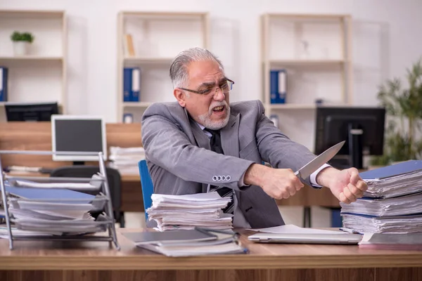 Velho funcionário masculino infeliz com excesso de trabalho no escritório — Fotografia de Stock