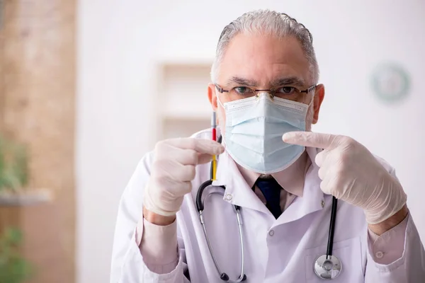 Vieux médecin masculin dans le concept de vaccination — Photo