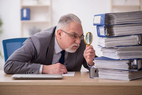 Gammal manlig anställd missnöjd med överdrivet arbete på kontoret — Stockfoto