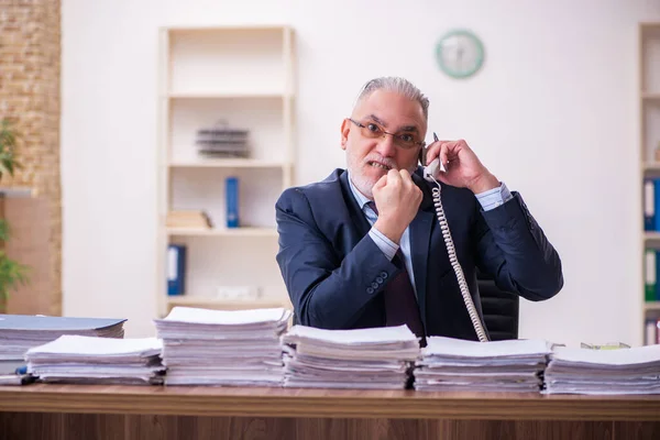 Starý podnikatel zaměstnanec nespokojen s nadměrnou prací v kanceláři — Stock fotografie