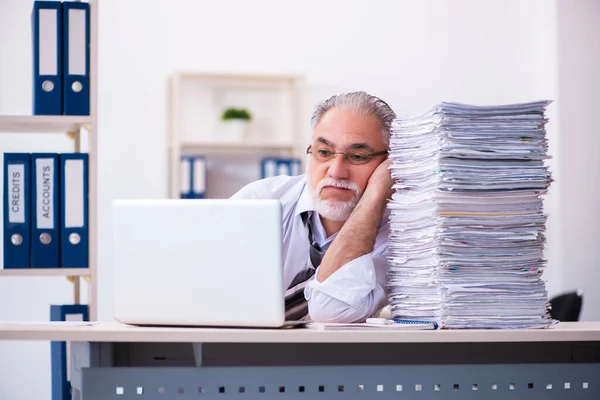 Viejo empleado descontento con el exceso de trabajo en la oficina — Foto de Stock
