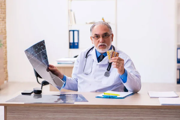 Hastanede çalışan yaşlı doktor radyoloji uzmanı. — Stok fotoğraf