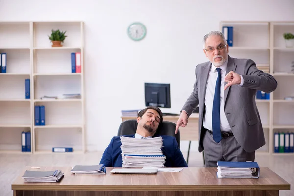 Dois empregados do sexo masculino e muito trabalho no escritório — Fotografia de Stock