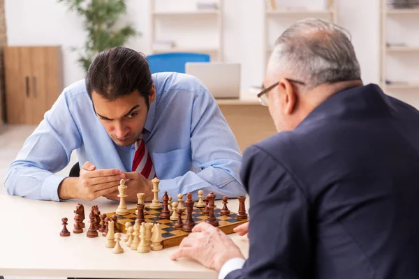 Dva obchodníci hrají v kanceláři šachy — Stock fotografie