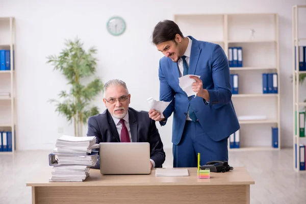 Dos empleados masculinos en concepto de despido — Foto de Stock