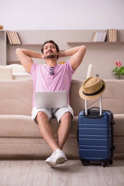 Genç adam eve gitmeye hazırlanıyor.