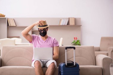 Genç adam salgın sırasında eve gitmeye hazırlanıyor.