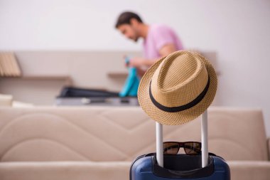 Genç adam eve gitmeye hazırlanıyor.