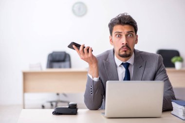 Ofiste çalışan genç bir erkek.