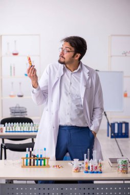 Genç erkek kimyager uyuşturucu sentezi konsepti