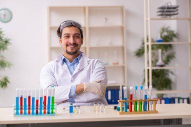 Laboratuvarda çalışan genç bir kimyager.