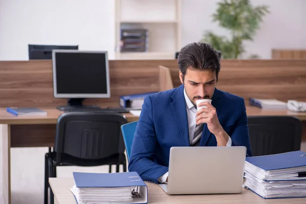 Fiatal férfi alkalmazott kávét iszik a szünet alatt — Stock Fotó