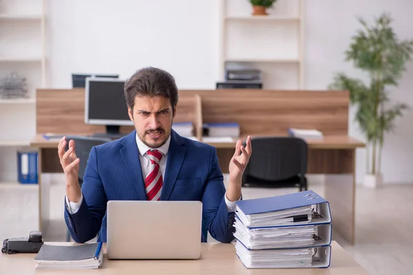 Junge männliche Angestellte im Büro — Stockfoto