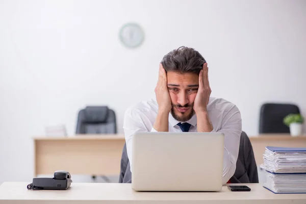 Jeune employé masculin et trop de travail au bureau — Photo