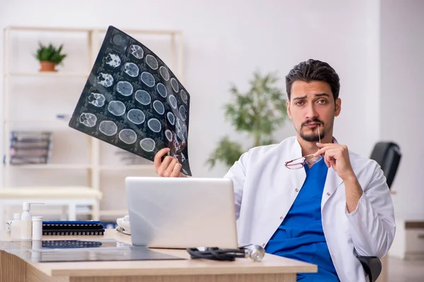 Klinikte çalışan genç bir erkek radyolog. — Stok fotoğraf