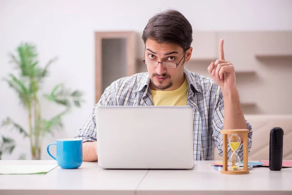 Ung manlig frilansare som arbetar hemifrån — Stockfoto