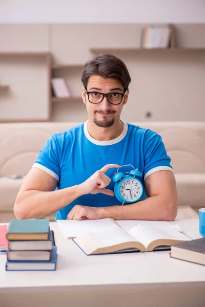 Ung manlig student studerar hemma i tid management koncept — Stockfoto