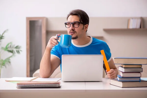 Junge männliche Studenten studieren zu Hause — Stockfoto