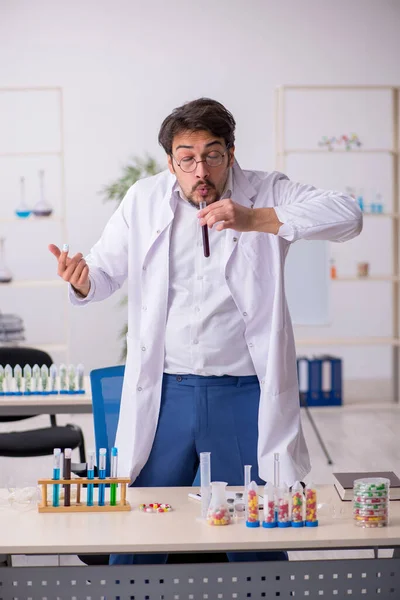 Młody chemik w koncepcji syntezy leków — Zdjęcie stockowe