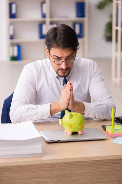 Jonge mannelijke boekhouder in pensioenconcept — Stockfoto