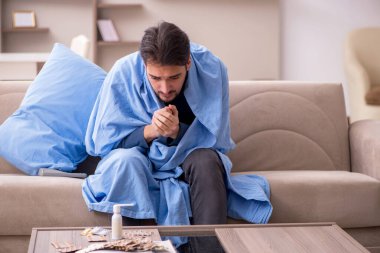 Genç adam kendini kötü hissediyor.