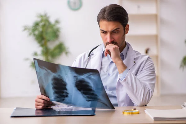 Klinikte çalışan genç bir erkek radyolog. — Stok fotoğraf