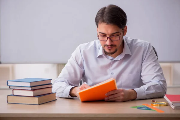 Jeune professeur masculin devant le tableau blanc — Photo