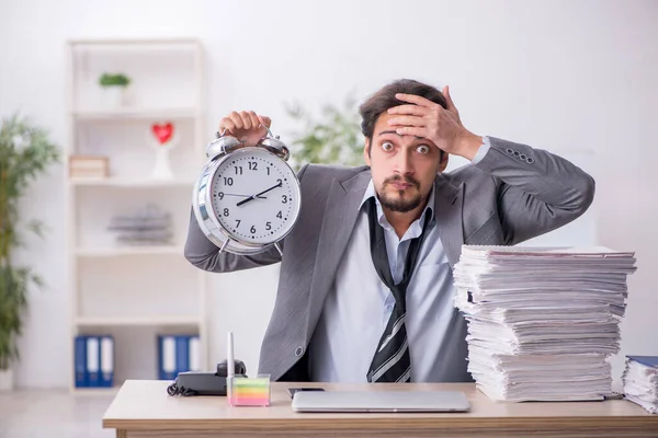 Jovem trabalhador masculino no conceito de gestão do tempo no local de trabalho — Fotografia de Stock