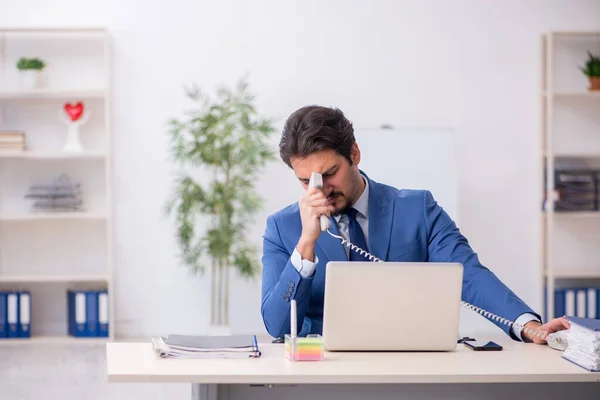 Joven empleado masculino en silla de ruedas en el lugar de trabajo — Foto de Stock