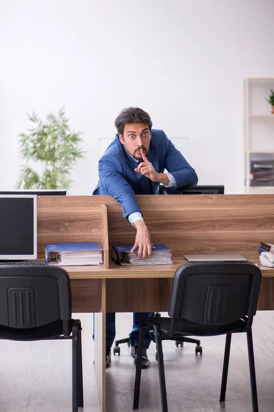 Jovem trabalhador masculino sentado no local de trabalho — Fotografia de Stock