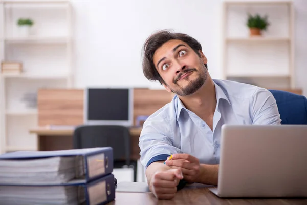 Junge drogenabhängige männliche Angestellte am Arbeitsplatz — Stockfoto