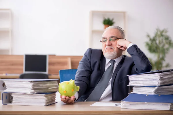 Verouderde mannelijke werknemer in pensioenconcept — Stockfoto
