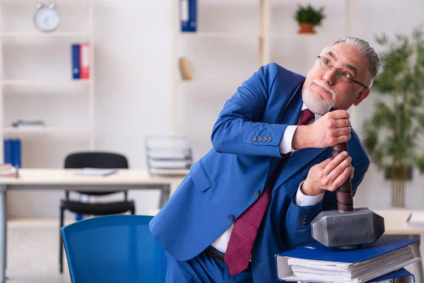 Gammal manlig anställd missnöjd med för mycket arbete på kontoret — Stockfoto