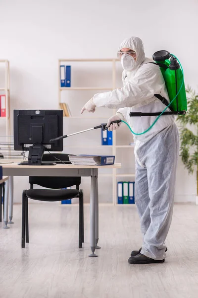 Ancien entrepreneur masculin dans le concept de désinfection de bureau — Photo