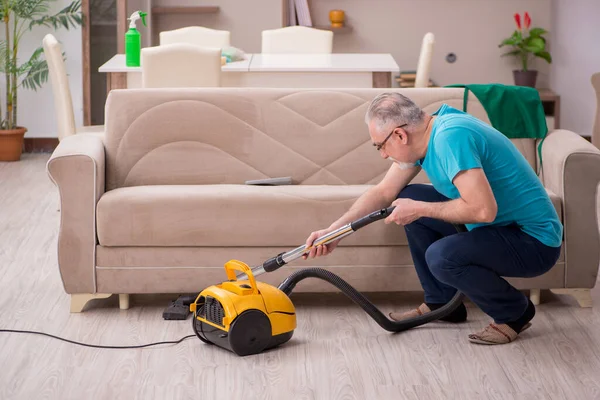 Viejo limpiando la casa —  Fotos de Stock