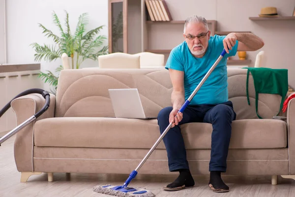 Velho limpando a casa — Fotografia de Stock