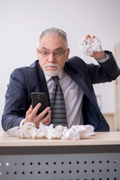 Velho empregado masculino no conceito de brainstorming — Fotografia de Stock