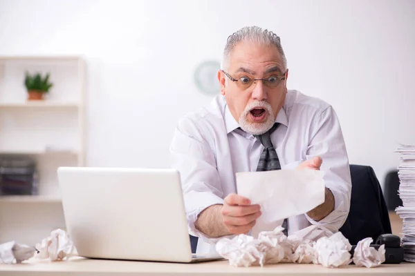 Velho empregado masculino no conceito de brainstorming — Fotografia de Stock