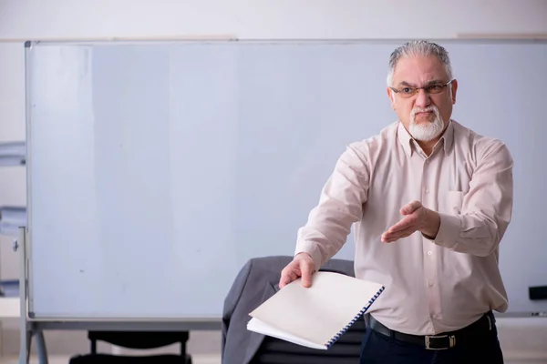 Velho professor masculino na frente do quadro branco — Fotografia de Stock