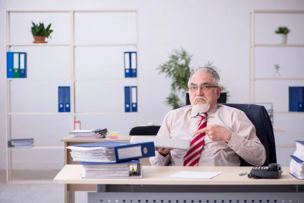 Viejo empleado sentado en el lugar de trabajo —  Fotos de Stock