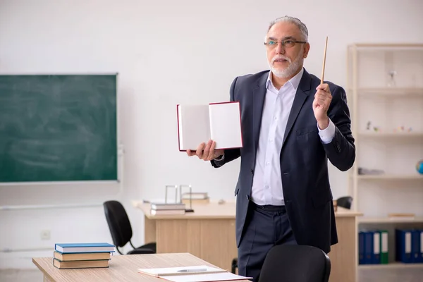 Viejo profesor delante de la pizarra — Foto de Stock